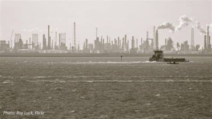Did hurricane laura damage oil refineries?
