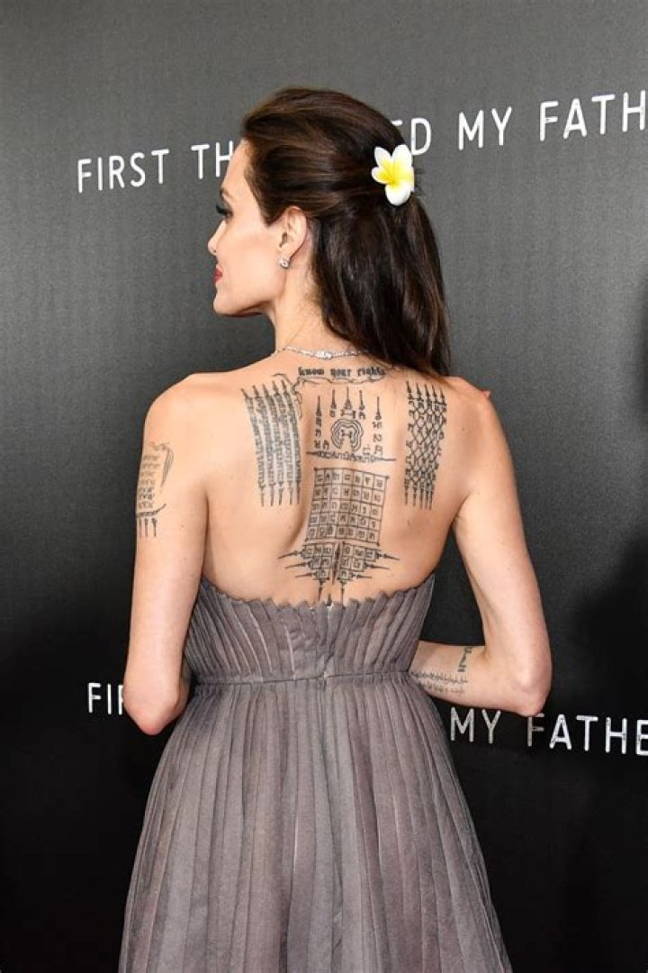 Does angelina jolie have tattoos?